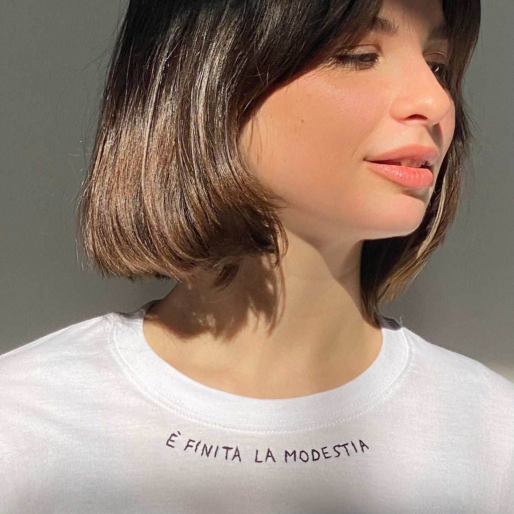 È FINITA LA MODESTIA  / T-shirt + cartolina