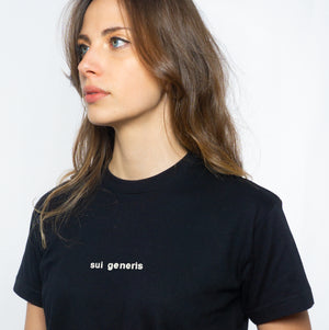SUI GENERIS / t-shirt ricamata