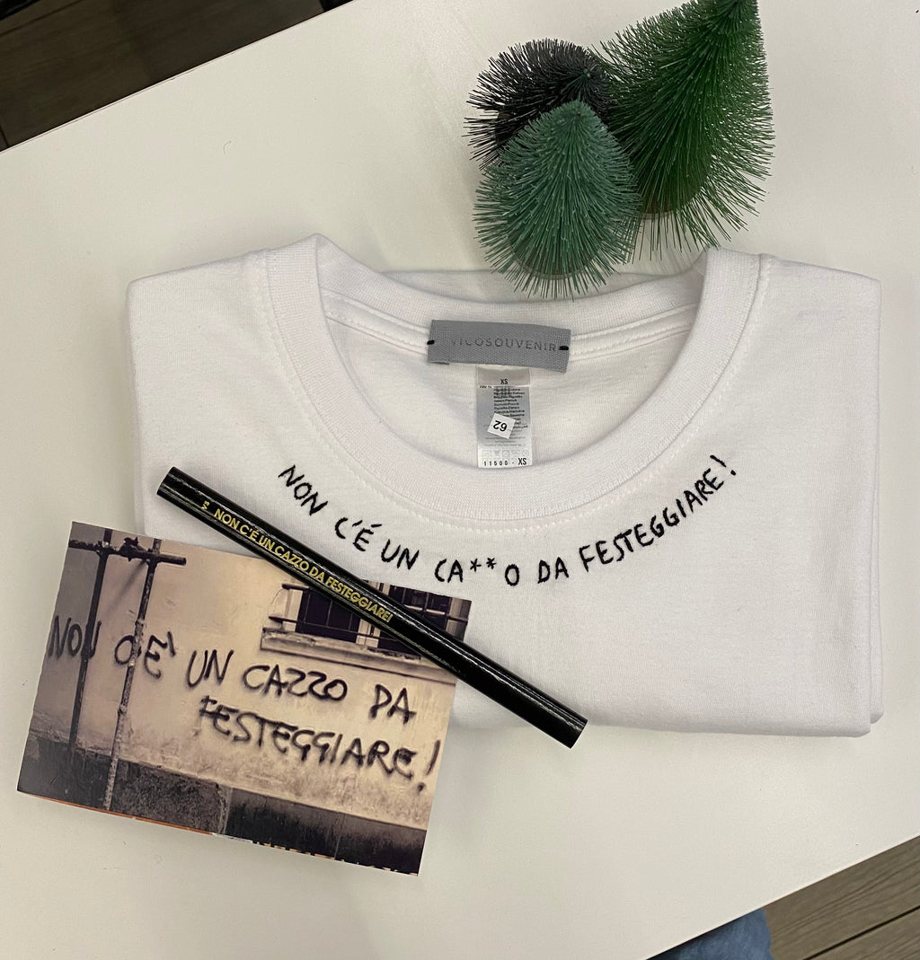 NON C'È UN CA**O DA FESTEGGIARE! / t-shirt + cartolina /
