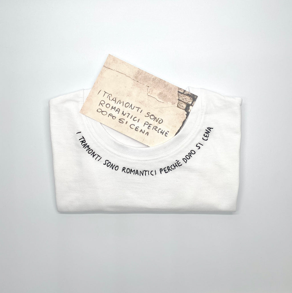 I TRAMONTI SONO ROMANTICI PERCHÈ DOPO SI CENA / T-shirt  + cartolina /