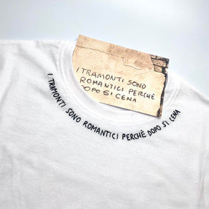 I TRAMONTI SONO ROMANTICI PERCHÈ DOPO SI CENA / T-shirt  + cartolina /