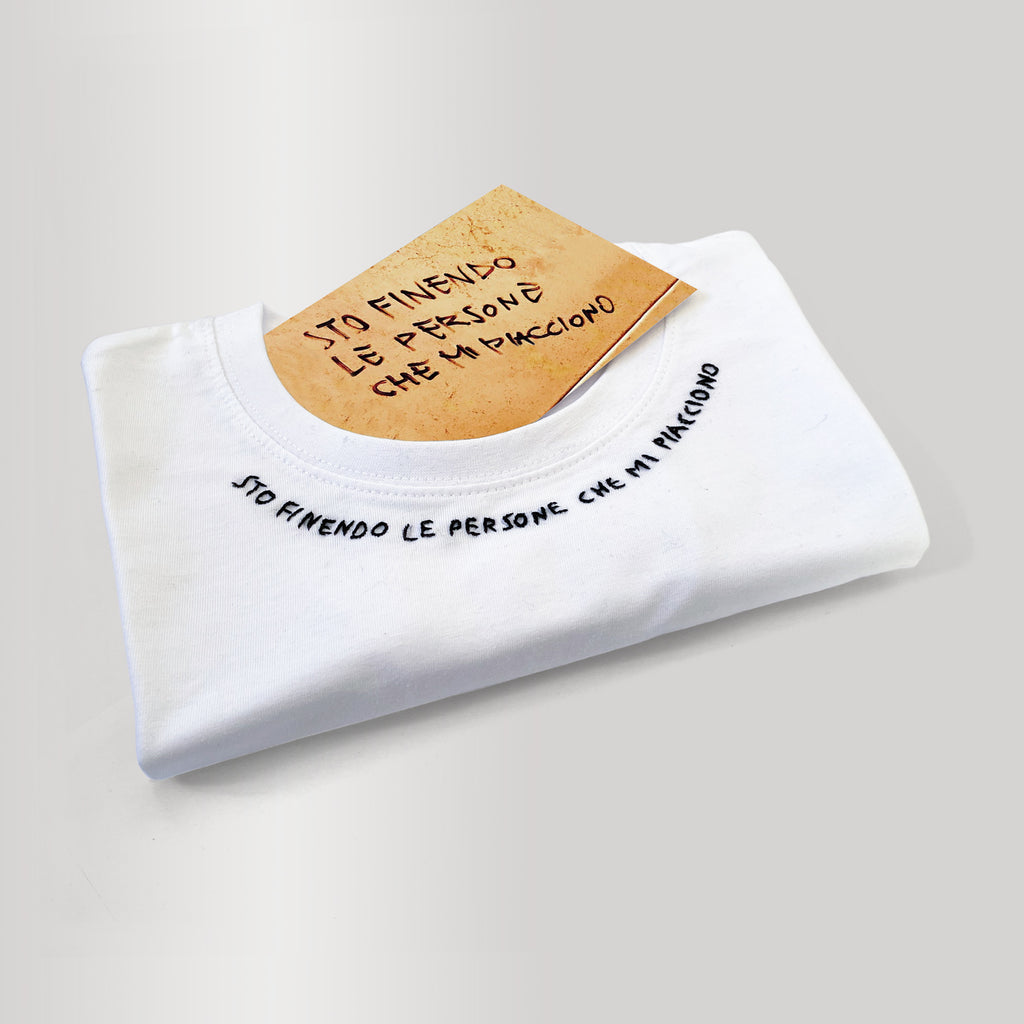 STO FINENDO LE PERSONE CHE MI PIACCIONO / T-shirt + cartolina