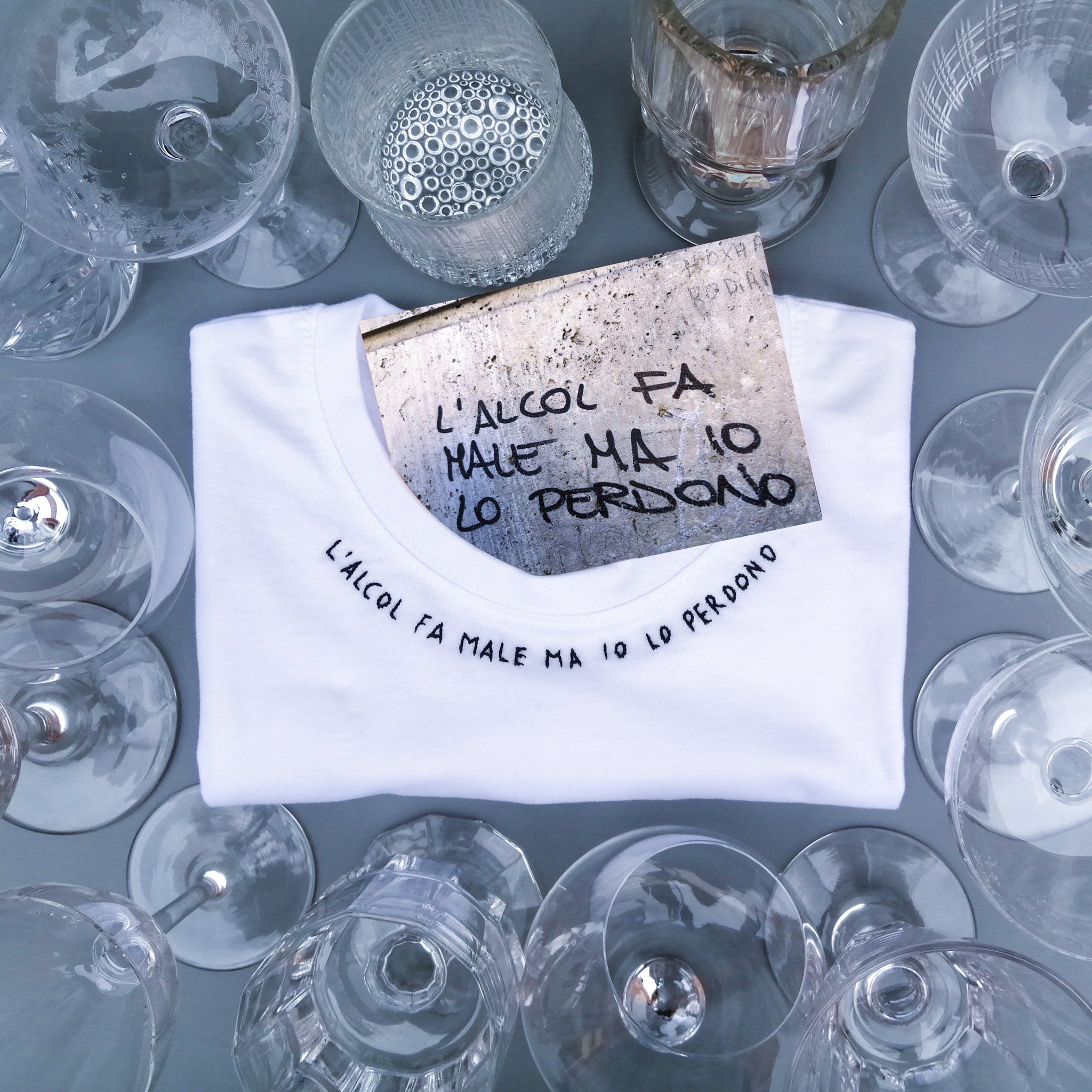 L'ALCOL FA MALE MA IO LO PERDONO / T-shirt + cartolina