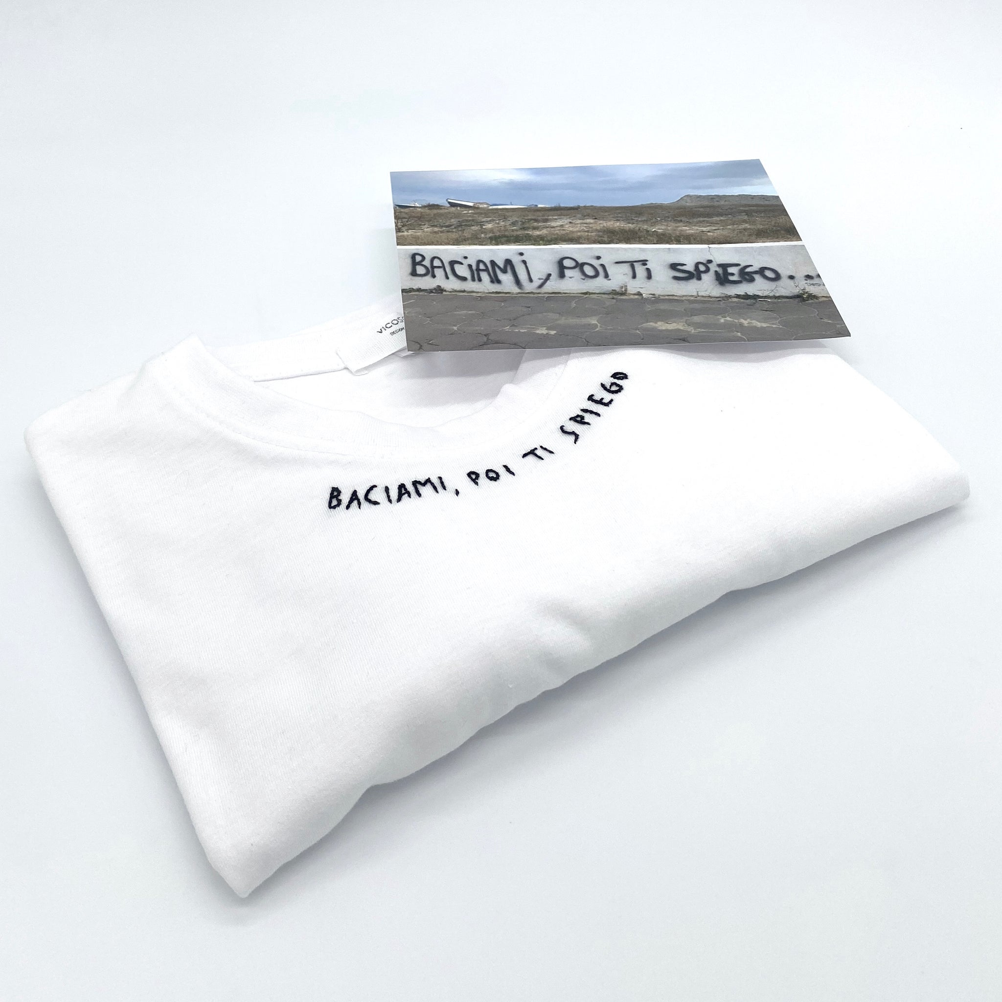 BACIAMI, POI TI SPIEGO / T-shirt + cartolina