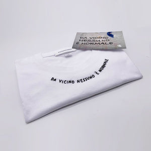 DA VICINO NESSUNO E' NORMALE / T-shirt  + cartolina /