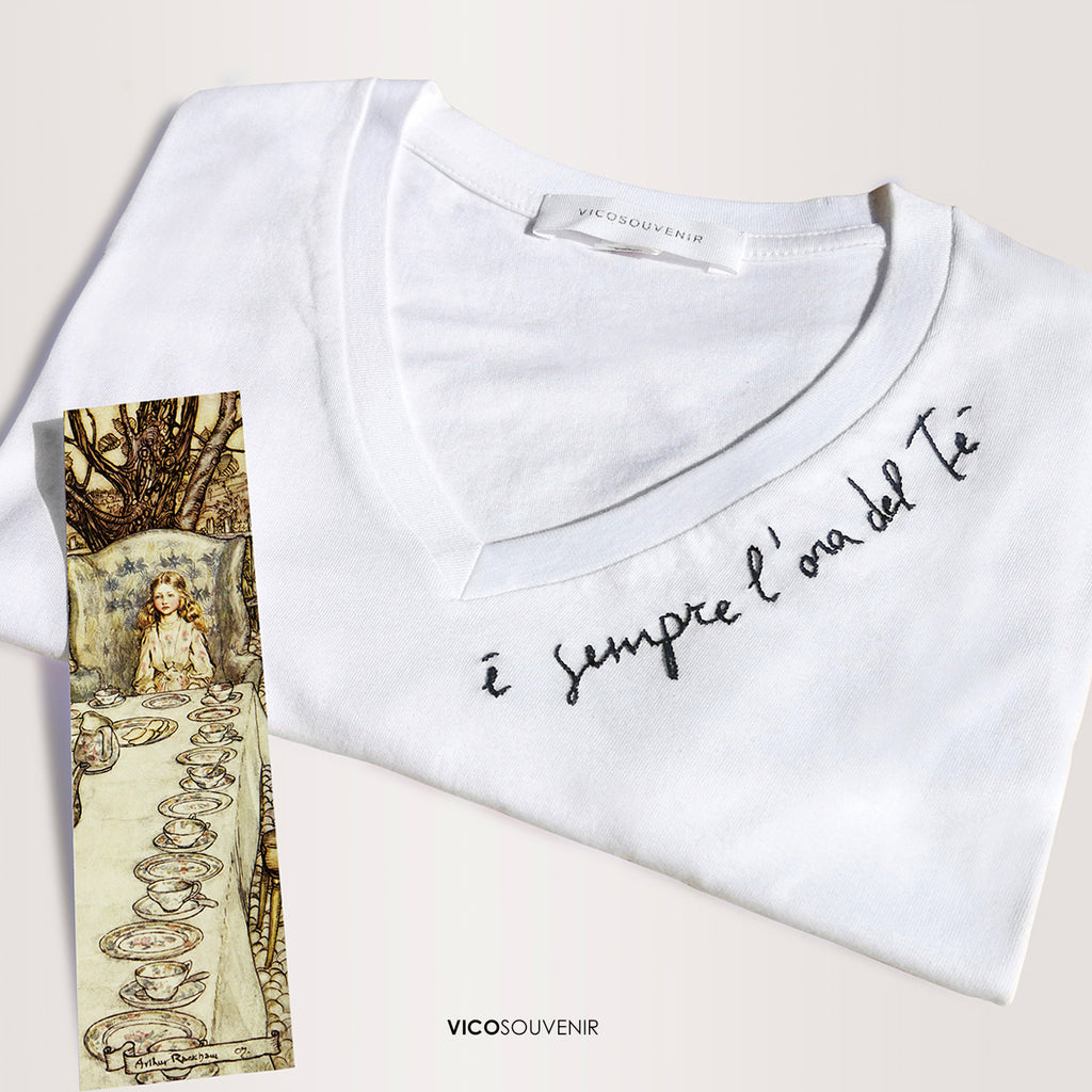 È SEMPRE L'ORA DEL TÈ / T-shirt + segnalibro