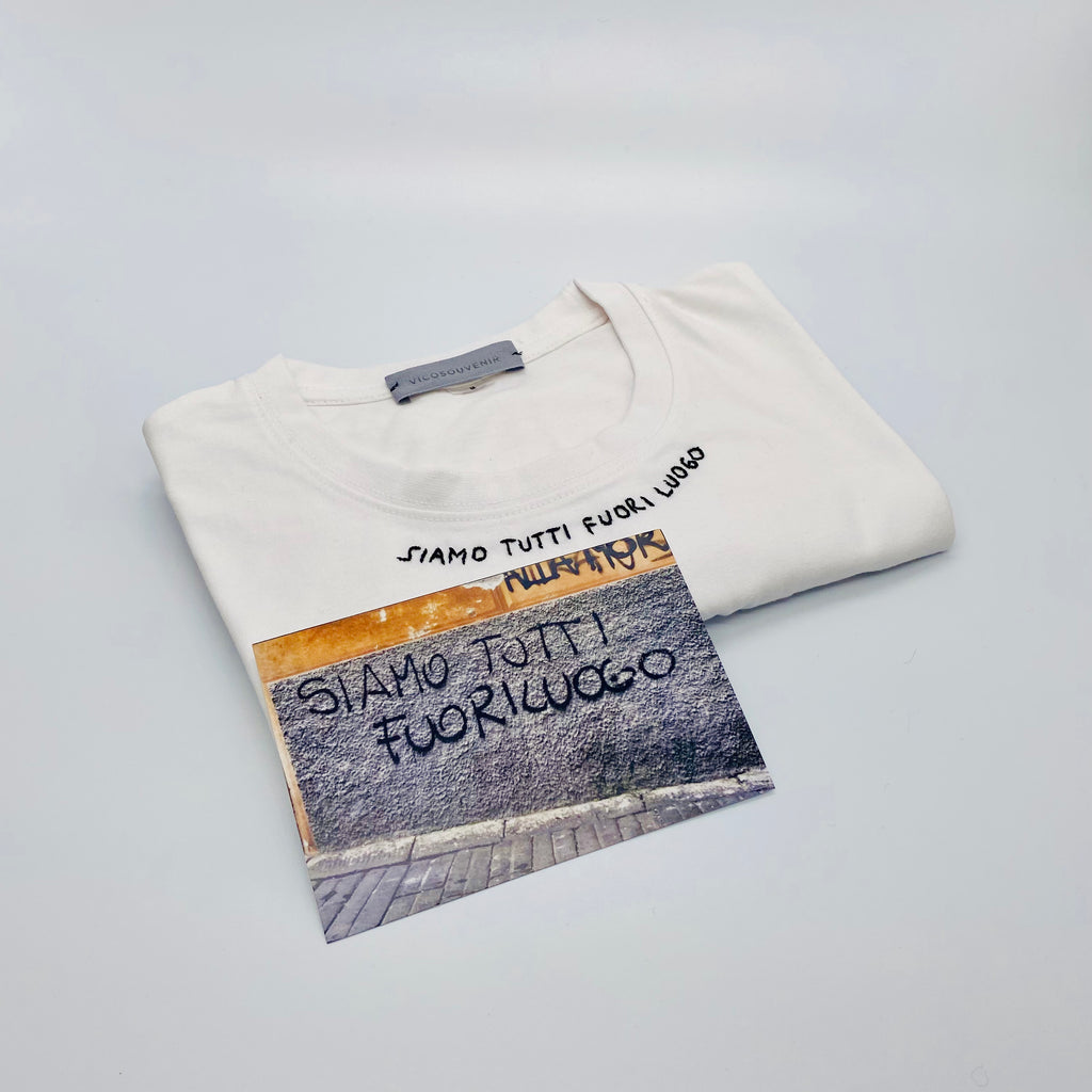 SIAMO TUTTI FUORILUOGO / t-shirt + cartolina /