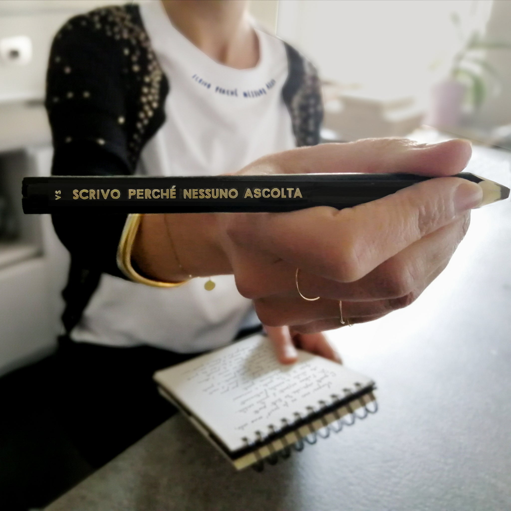 SCRIVO PERCHE NESSUNO ASCOLTA / T-shirt + matita + cartolina /