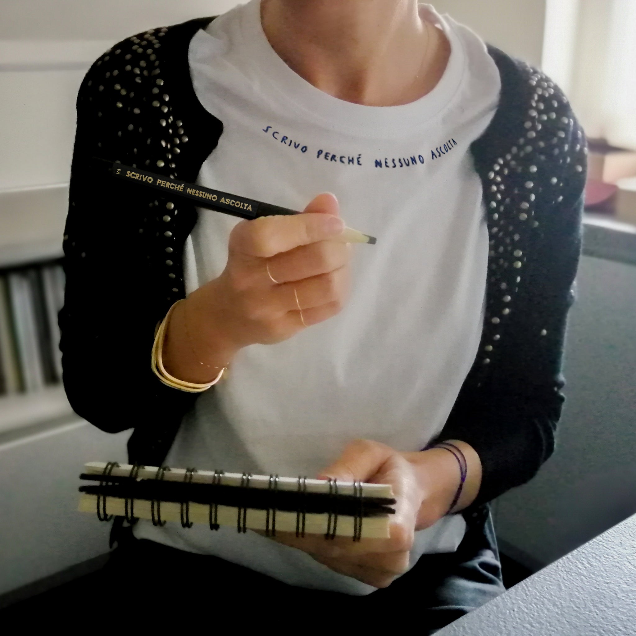 SCRIVO PERCHE NESSUNO ASCOLTA / T-shirt + matita + cartolina /