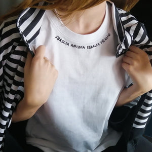 SBAGLIA ANCORA SBAGLIA MEGLIO / T-shirt + cartolina